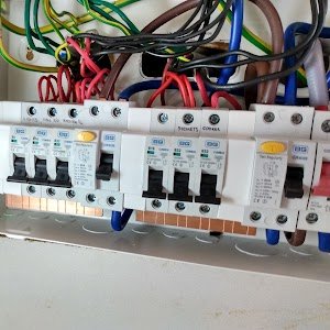 Ian Mackay: Electrician place picture